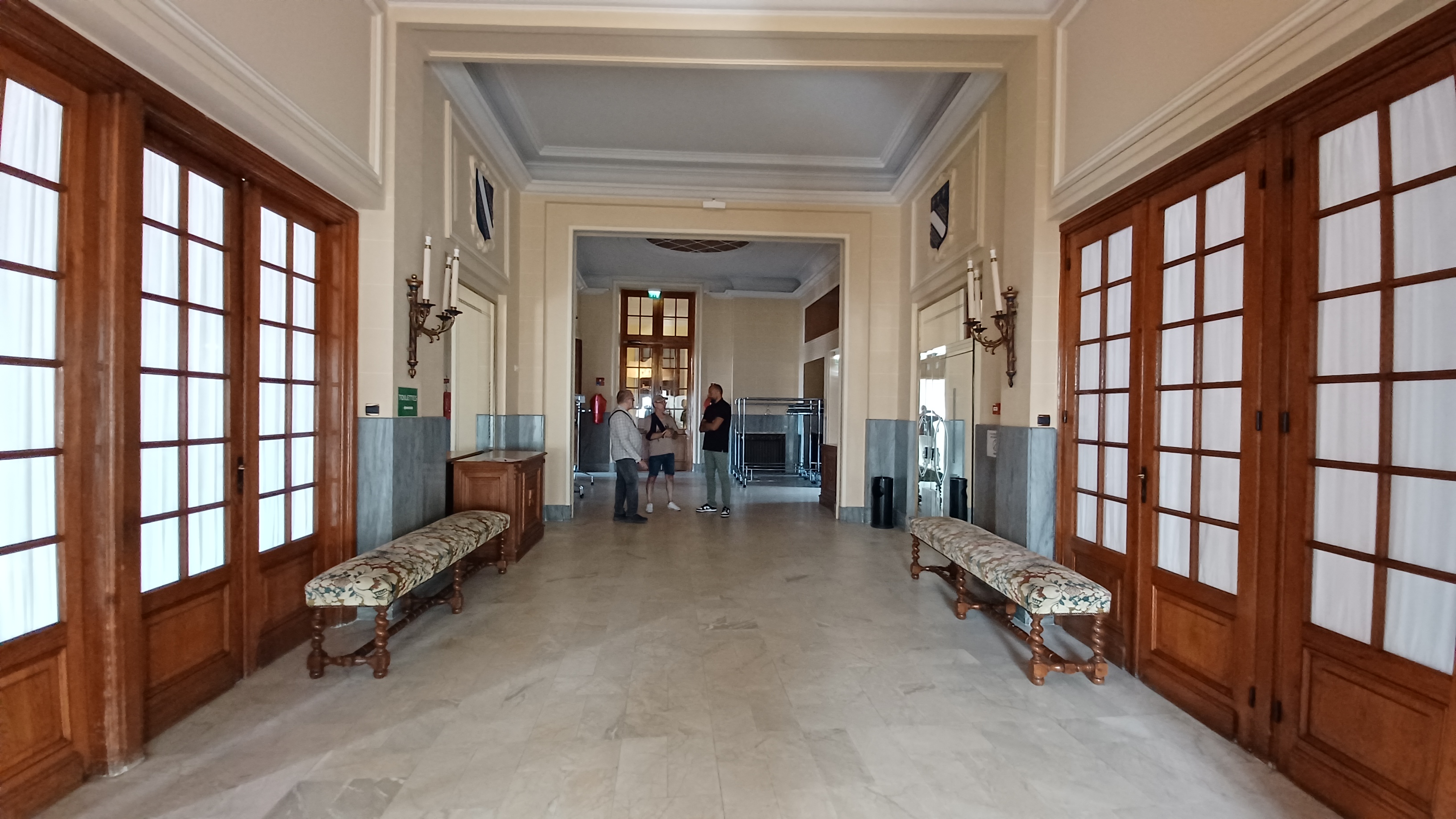 Photo de la salle d'accueil de l'hôtel de ville